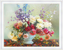 Букет пионов и колокольчиков в одной вазе