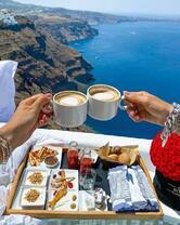 Завтрак с кофе на обрыве у моря