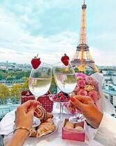 Без бренда «Свидание на фоне Эйфелевой башки» в Екатеринбурге 