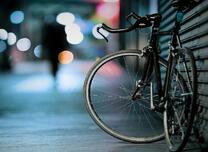 Велосипед в ночном городе