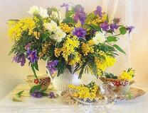 Без бренда «Букет из мимозы и колокольчиков в вазе» в Екатеринбурге 