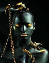 Без бренда «Девушка в черно-золотом макияже» в Екатеринбурге в интернет-магазине в Екатеринбурге Без бренда «Девушка в черно-золотом макияже» в Екатеринбурге